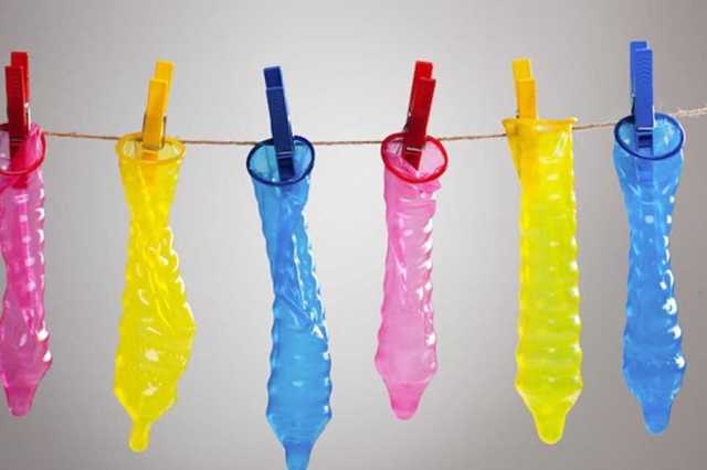 Член не стоит в презервативе: почему и что делать если падает?